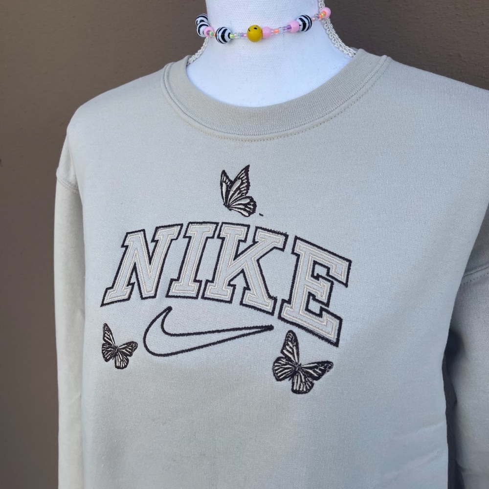 BUTTERFLY EMBROIDERED CREWNECK